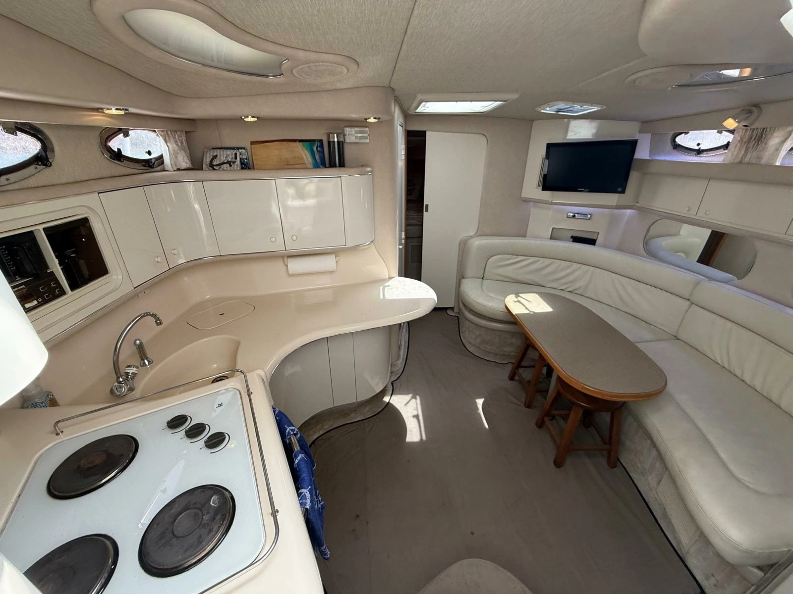 1996 Sea Ray 370 Sundancer 37