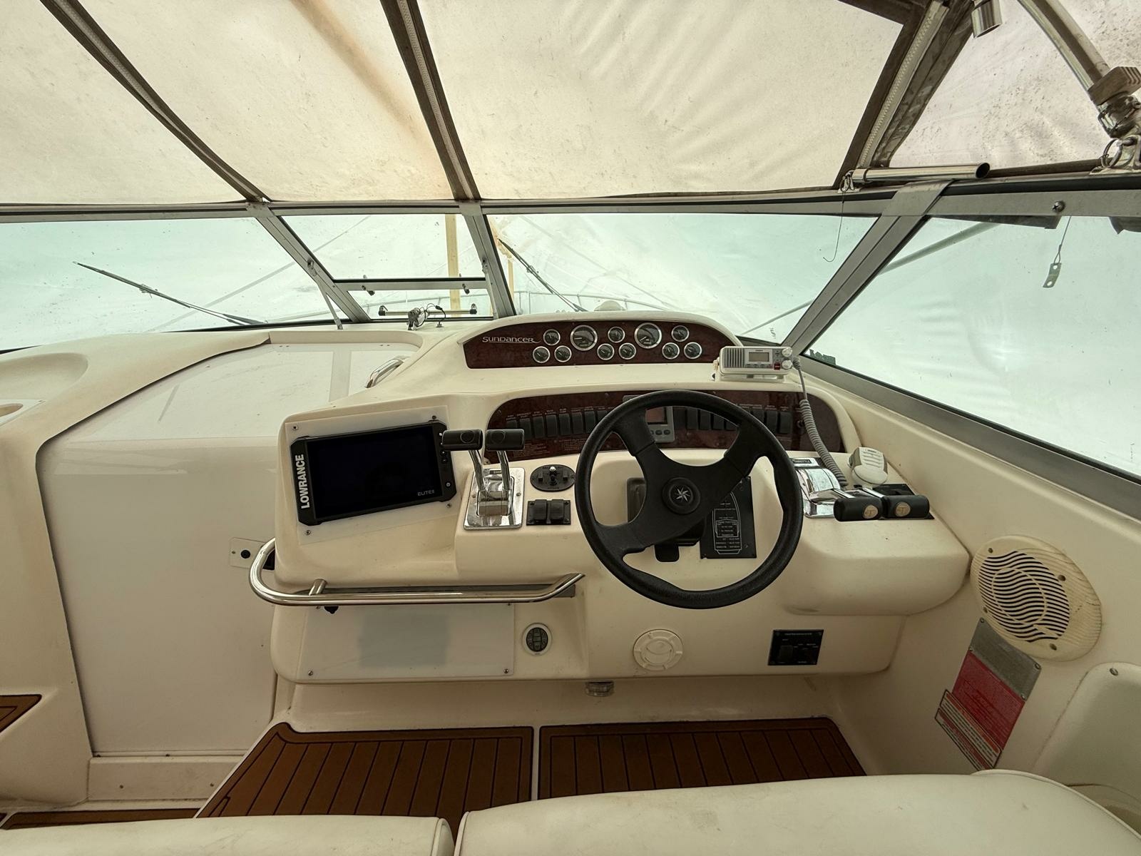 1997 Sea Ray 330 Sundancer 33