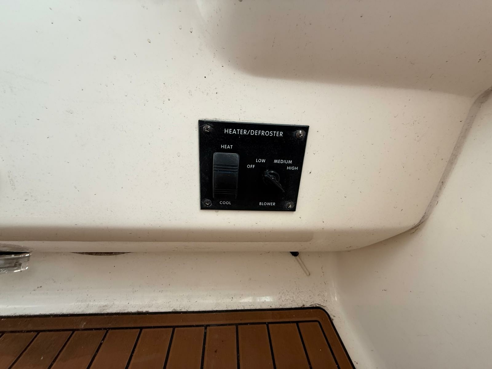 1997 Sea Ray 330 Sundancer 33