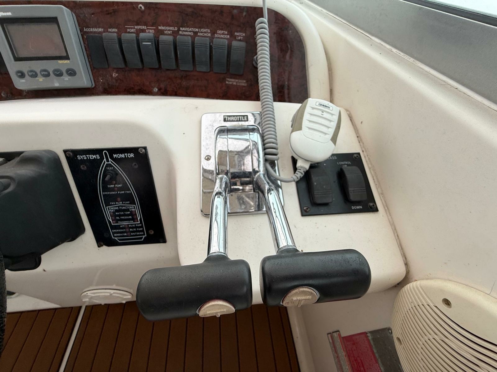 1997 Sea Ray 330 Sundancer 33