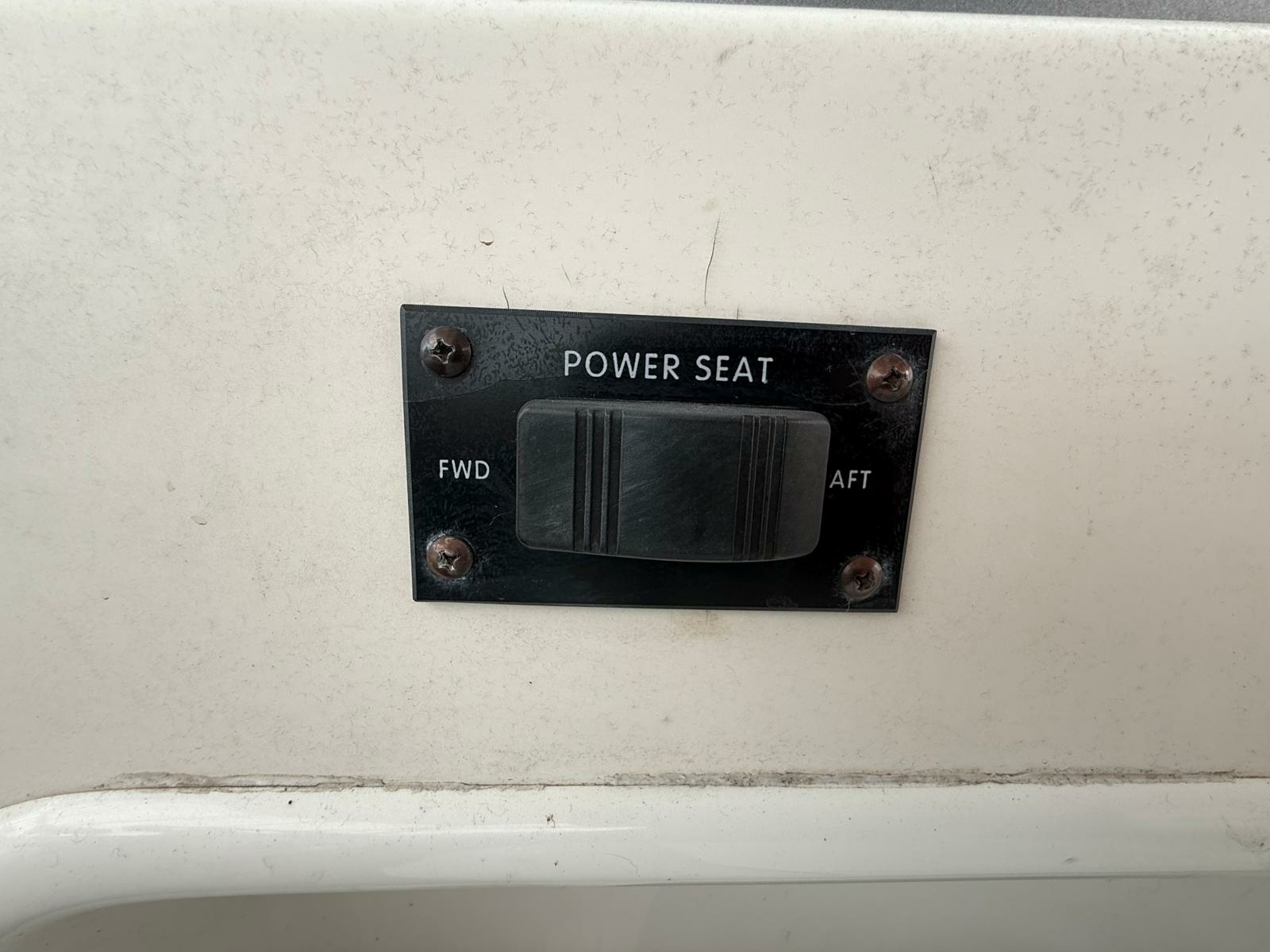 1997 Sea Ray 330 Sundancer 33