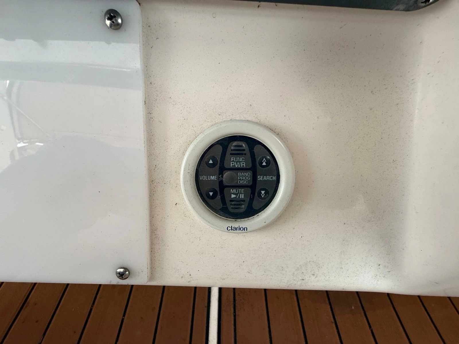 1997 Sea Ray 330 Sundancer 33