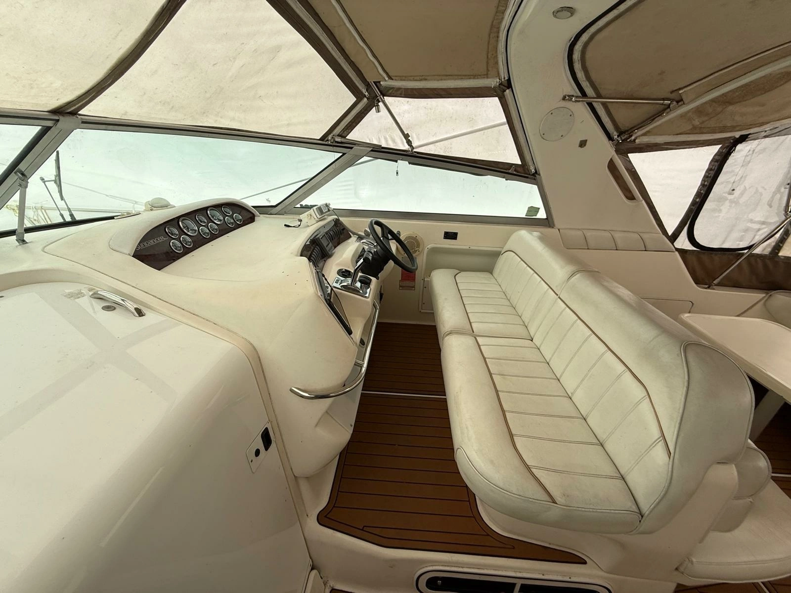 1997 Sea Ray 330 Sundancer 33