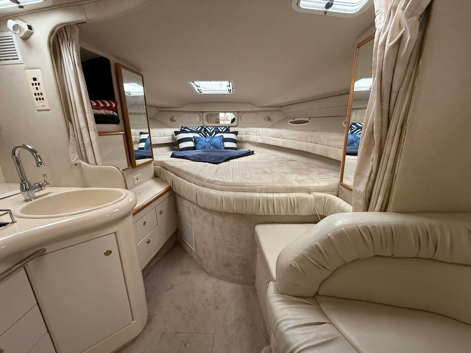 1997 Sea Ray 330 Sundancer 33