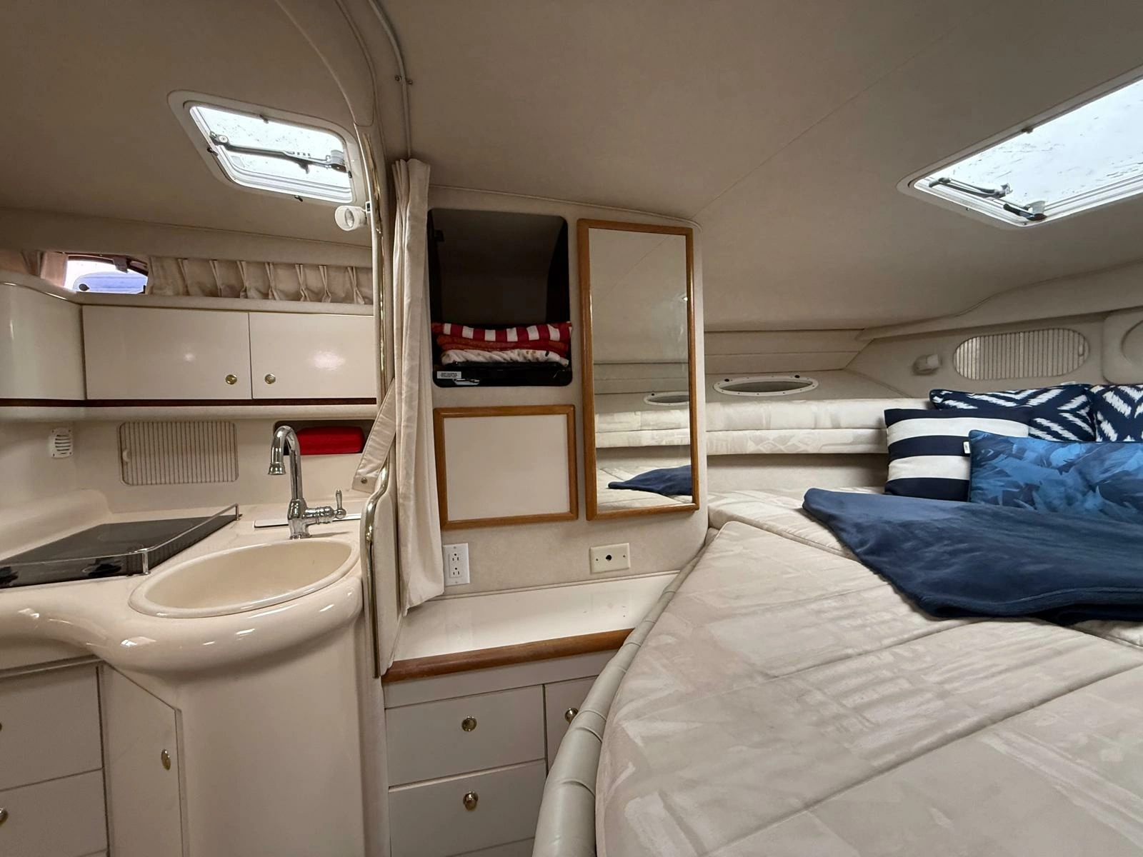 1997 Sea Ray 330 Sundancer 33