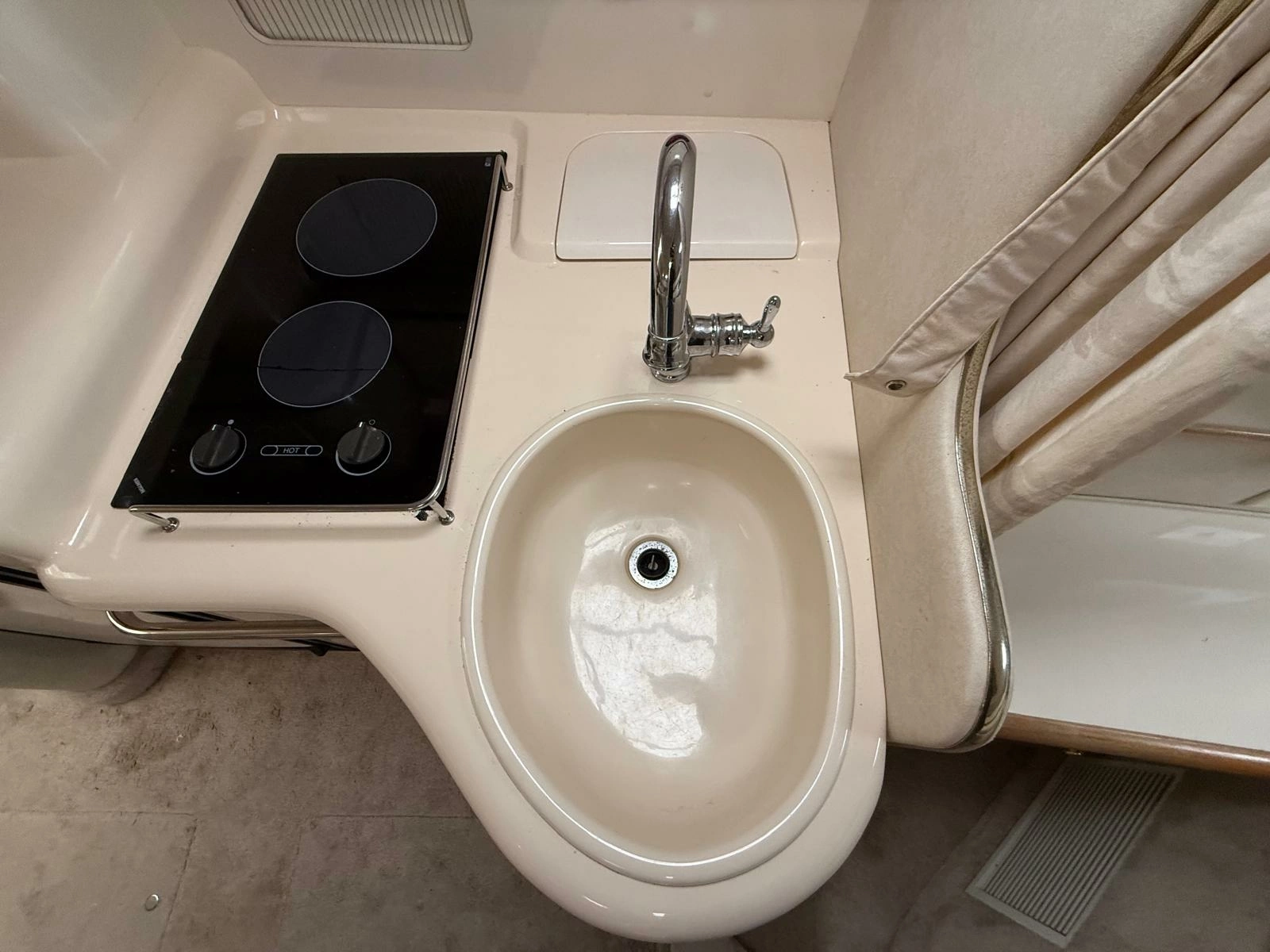 1997 Sea Ray 330 Sundancer 33
