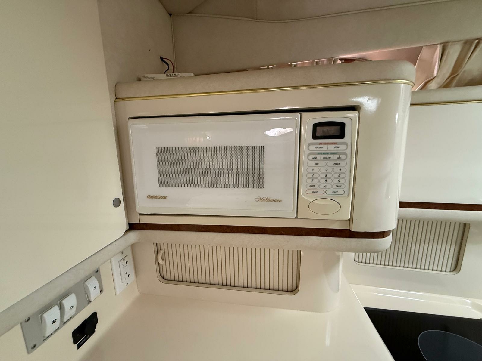 1997 Sea Ray 330 Sundancer 33