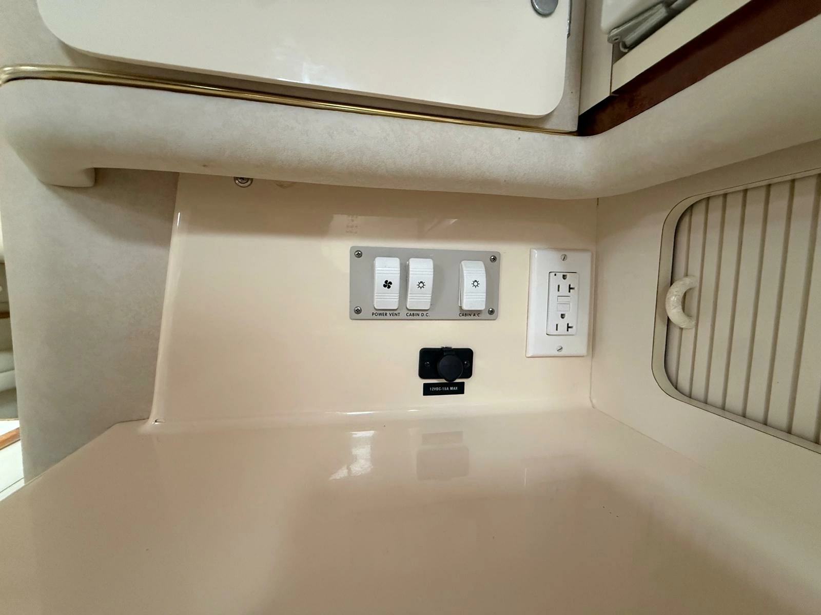 1997 Sea Ray 330 Sundancer 33
