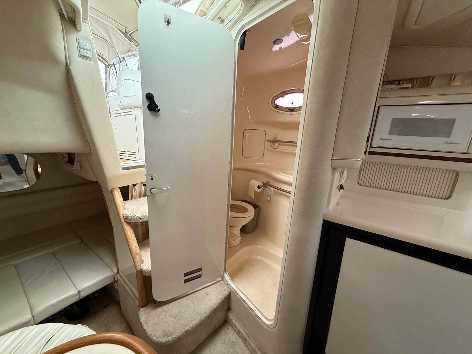1997 Sea Ray 330 Sundancer 33