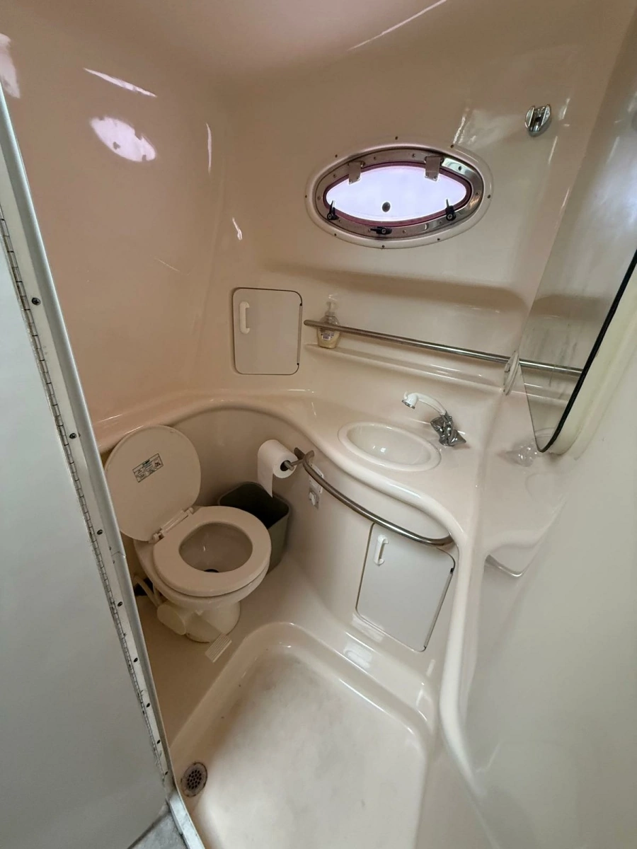 1997 Sea Ray 330 Sundancer 33