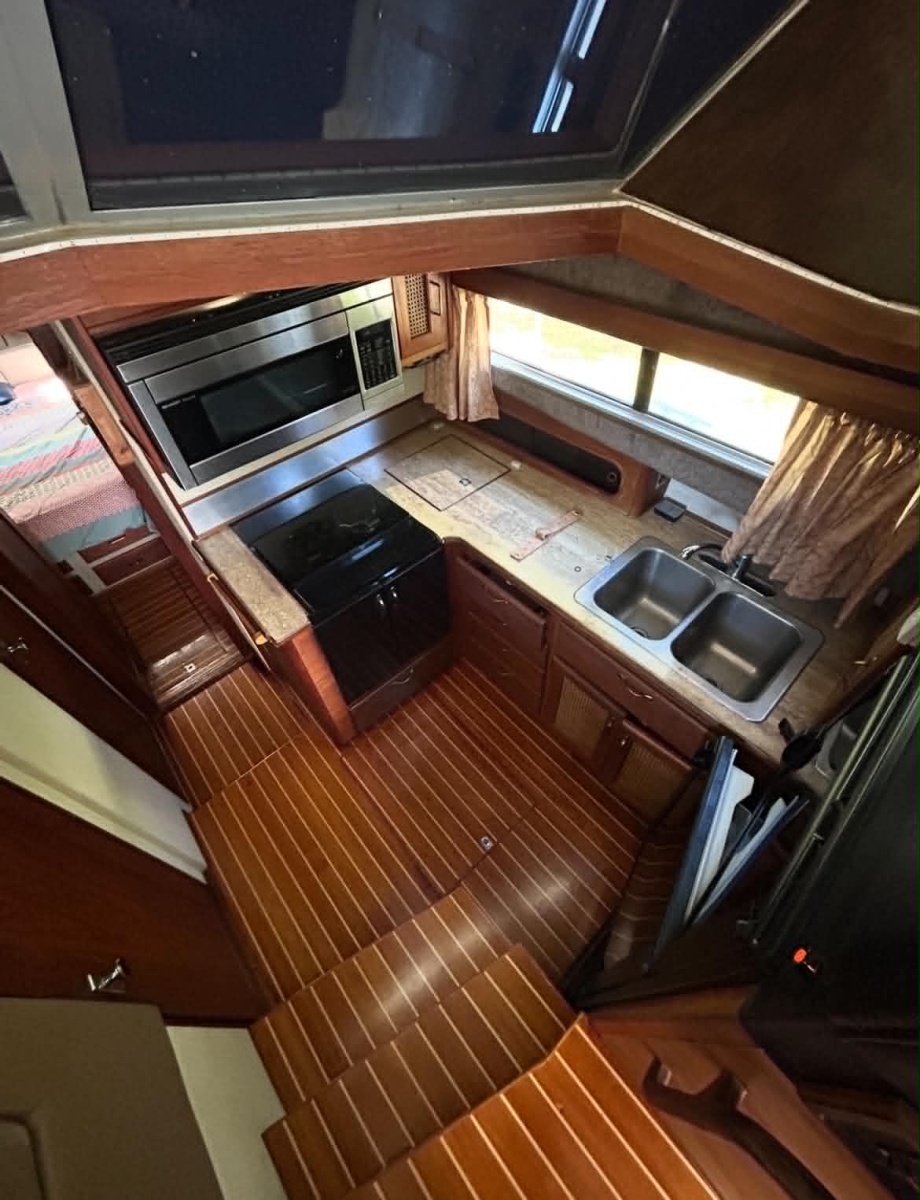 1985 Bayliner  3870