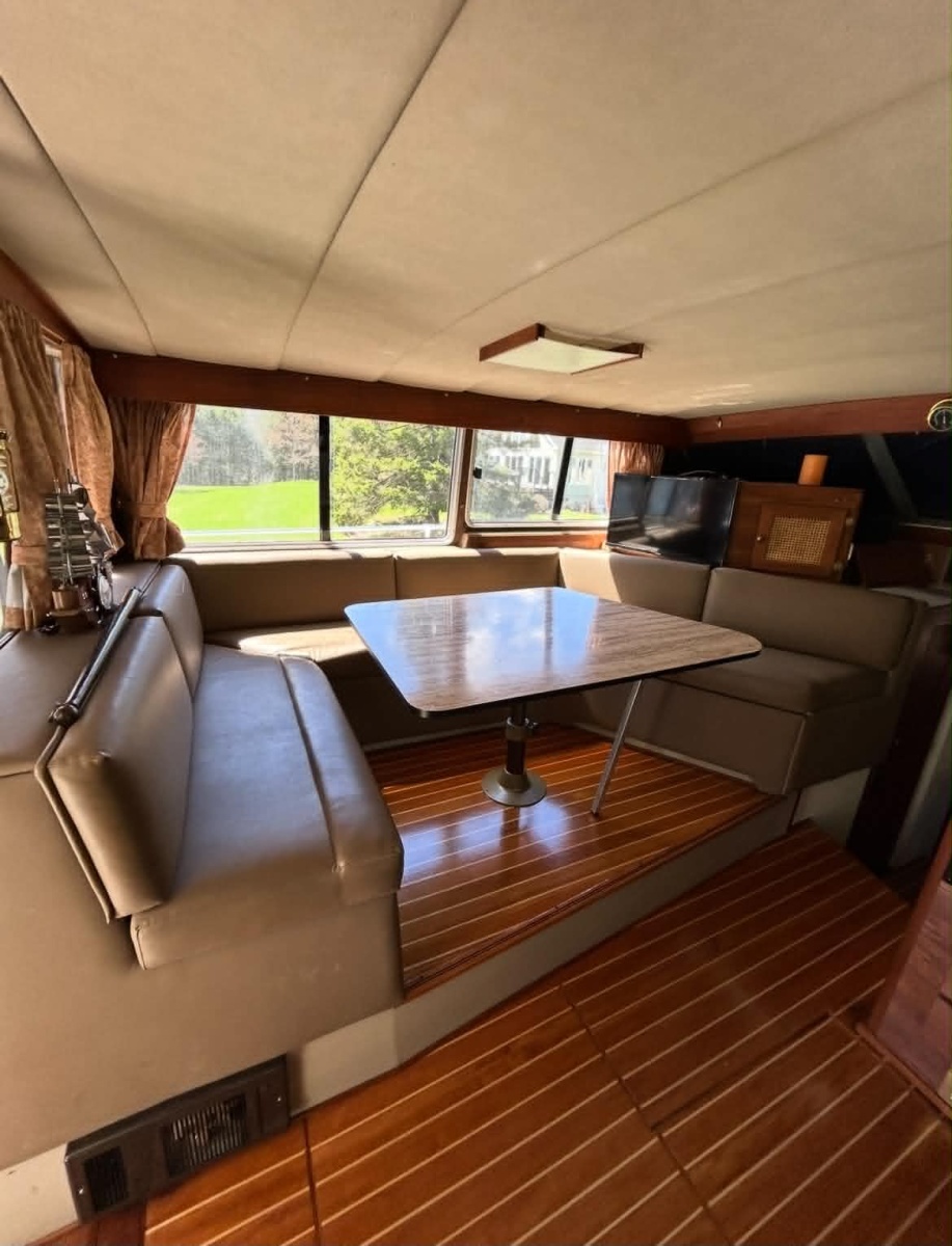 1985 Bayliner  3870