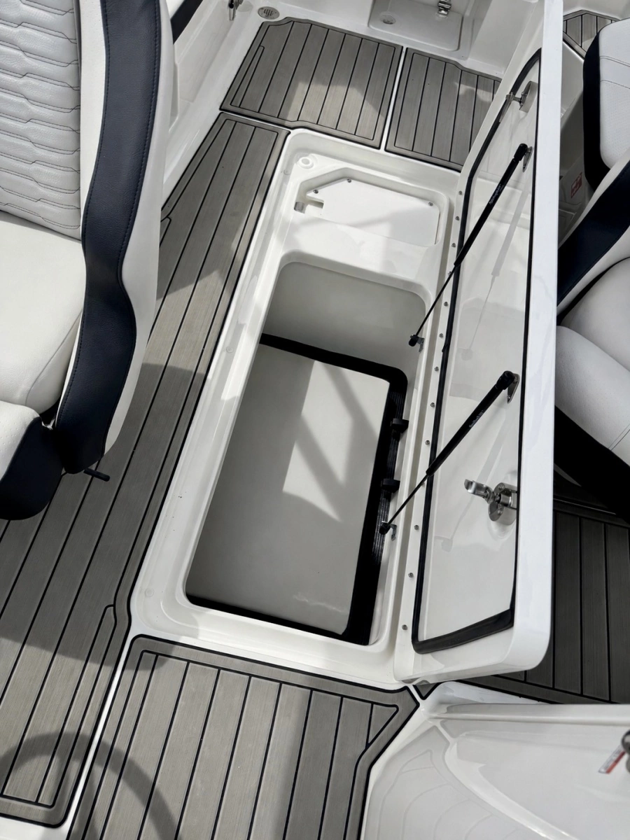 2025 Sea Ray SPX 230 OB