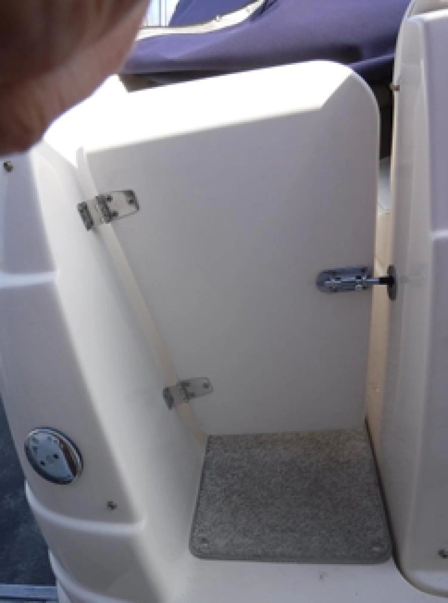 2004 Rinker 2500 Fiesta Vee