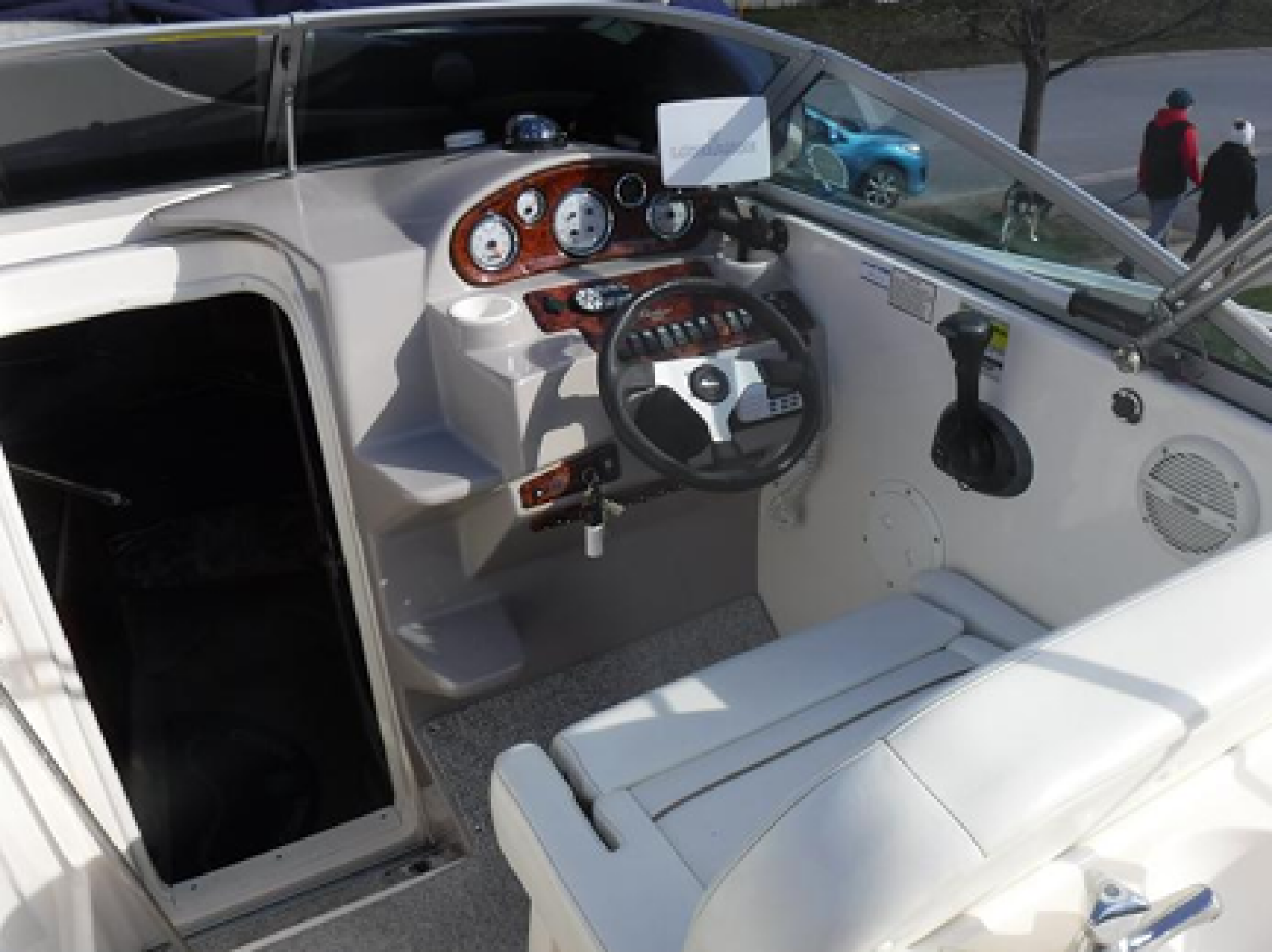 2004 Rinker 2500 Fiesta Vee