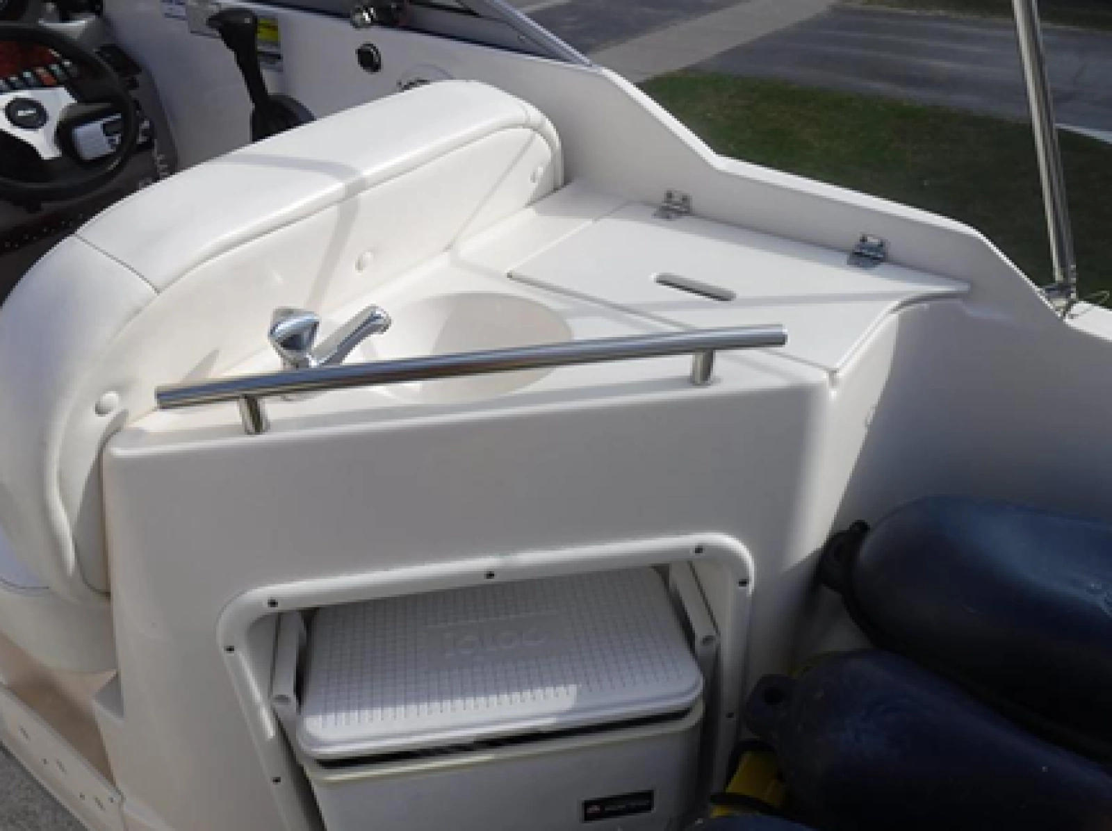 2004 Rinker 2500 Fiesta Vee