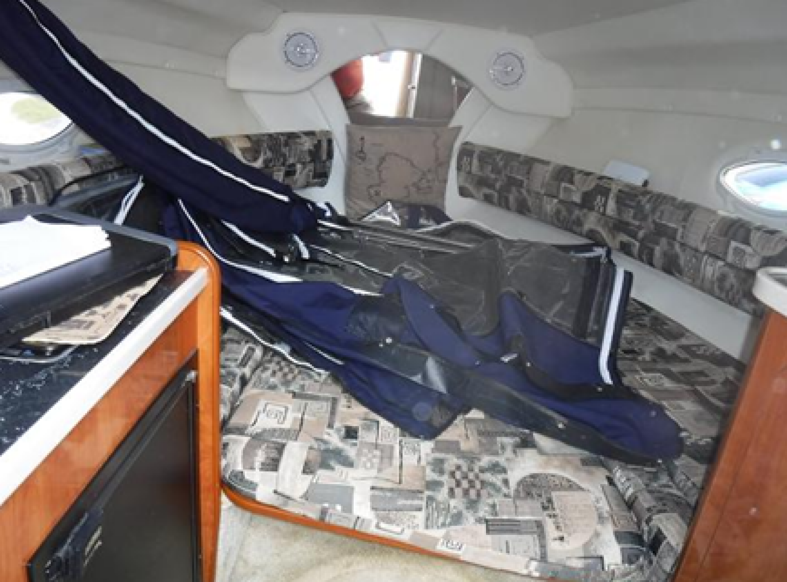 2004 Rinker 2500 Fiesta Vee