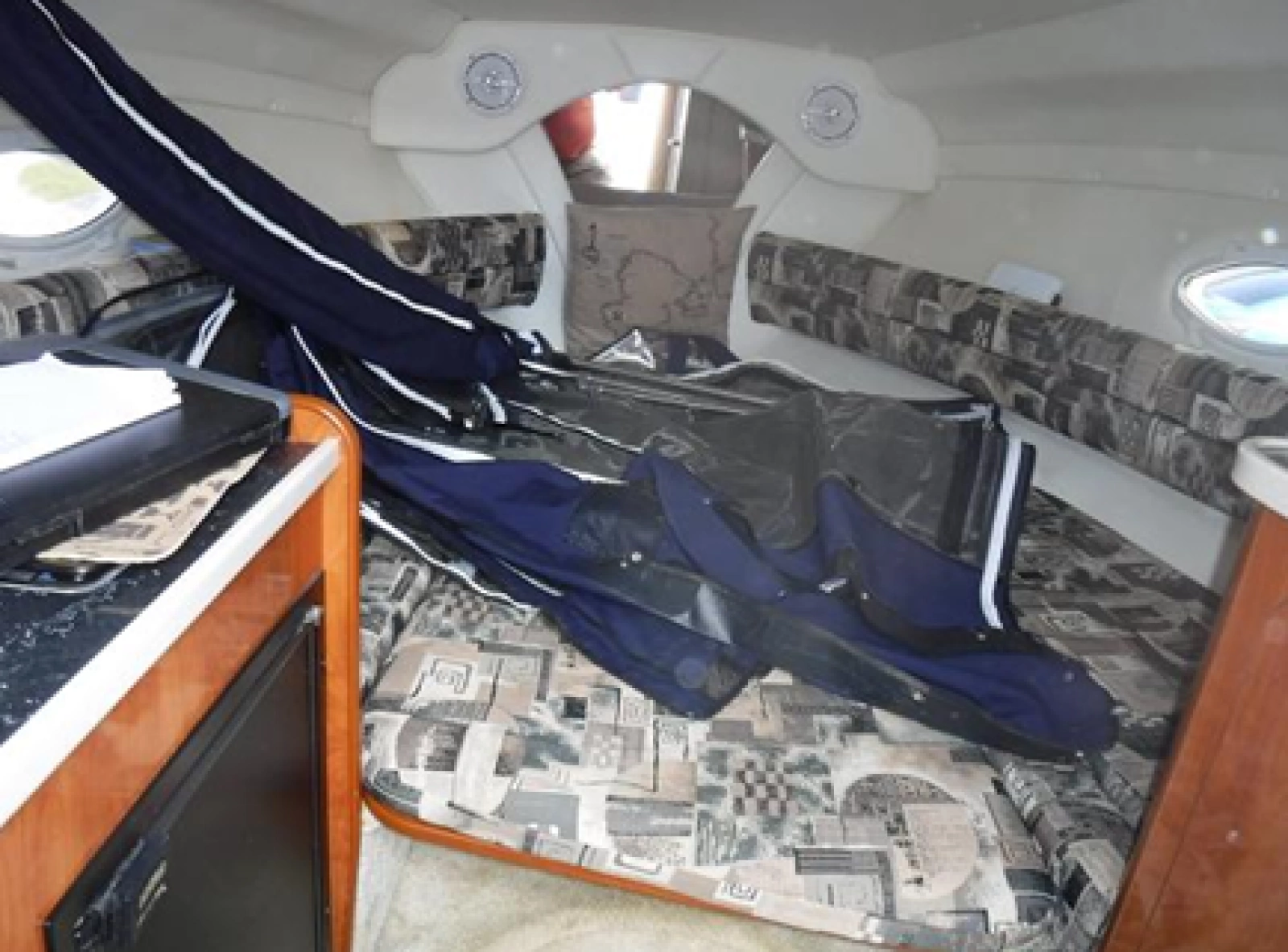 2004 Rinker 2500 Fiesta Vee