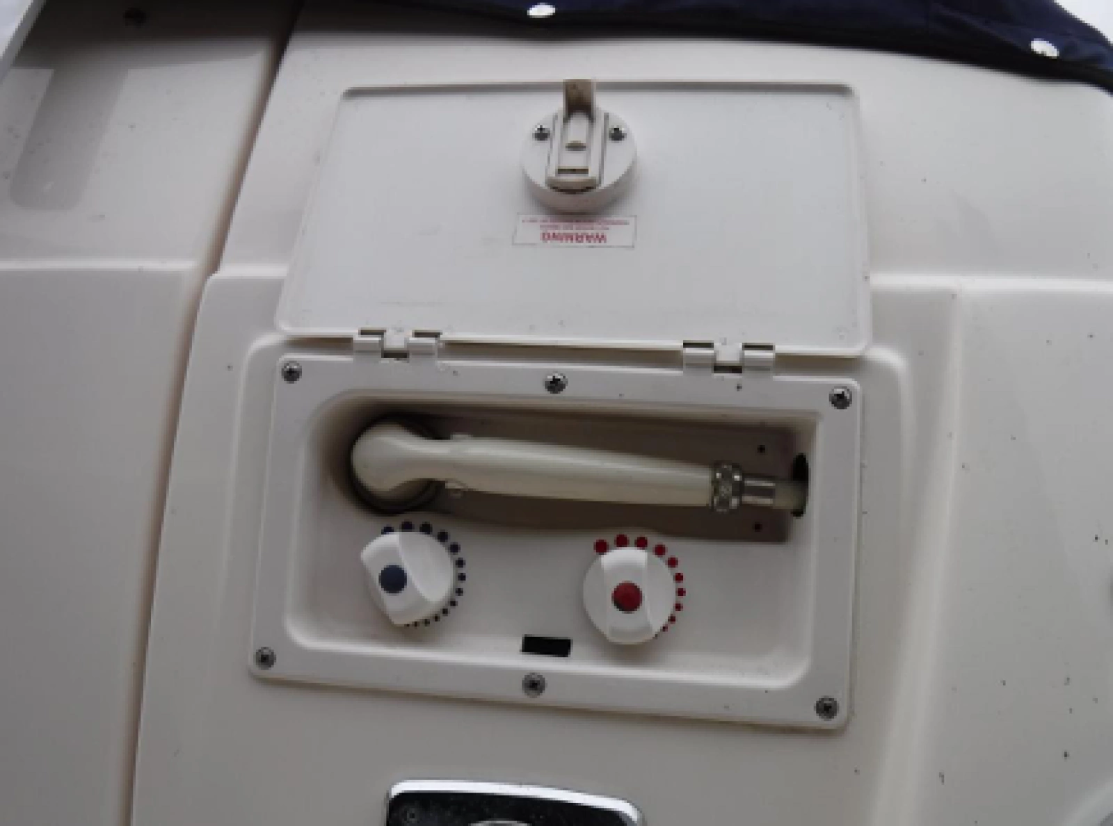 2004 Rinker 2500 Fiesta Vee