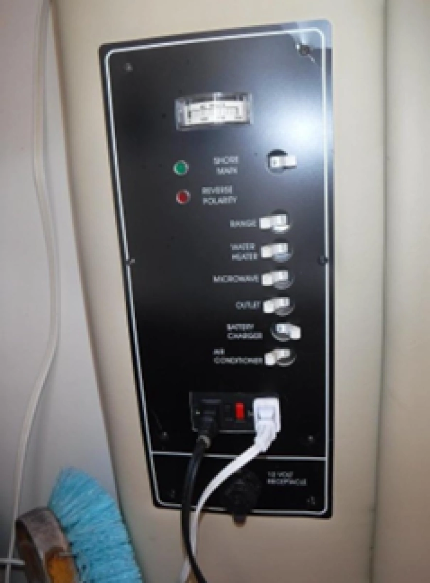2004 Rinker 2500 Fiesta Vee