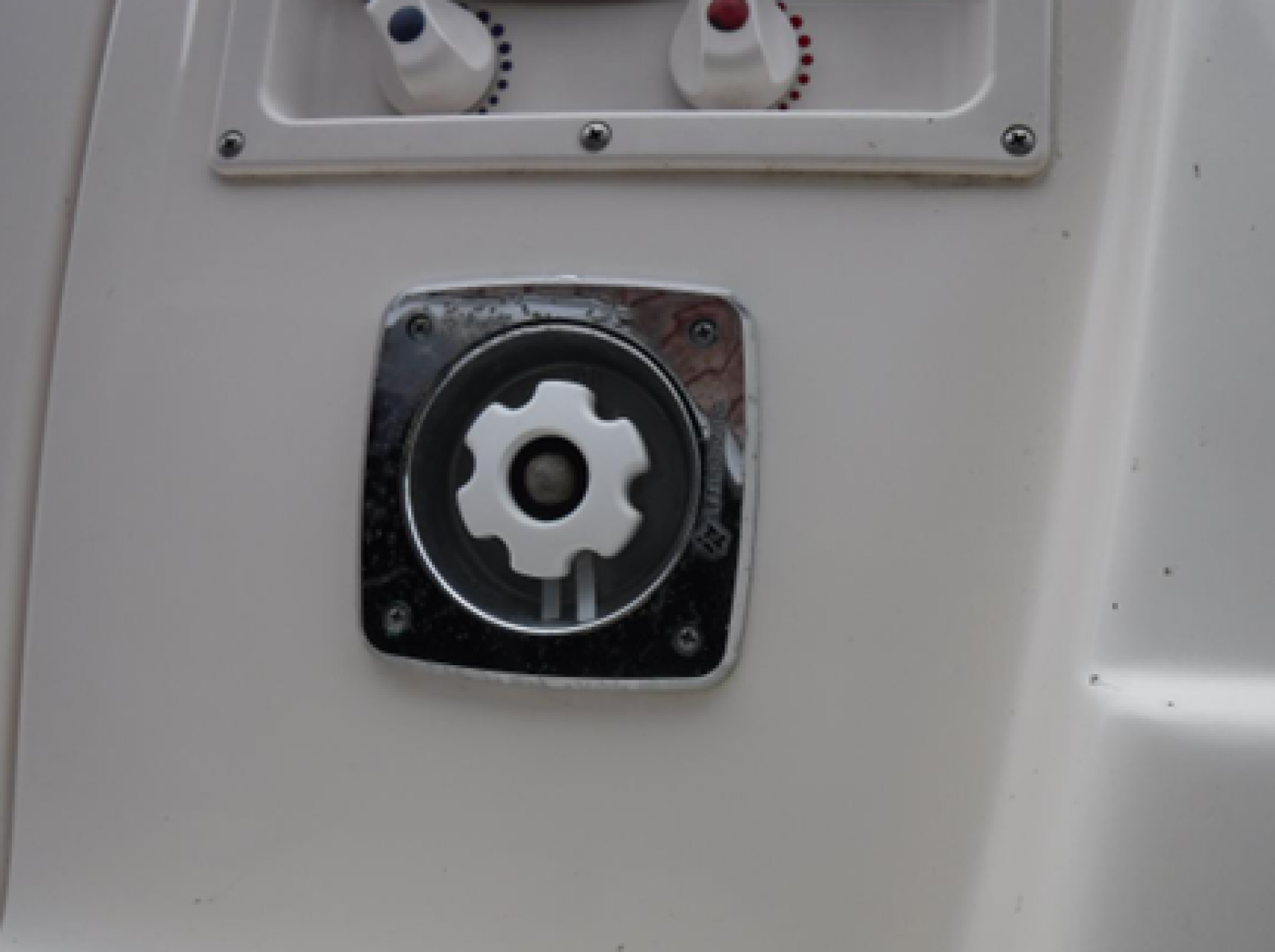 2004 Rinker 2500 Fiesta Vee