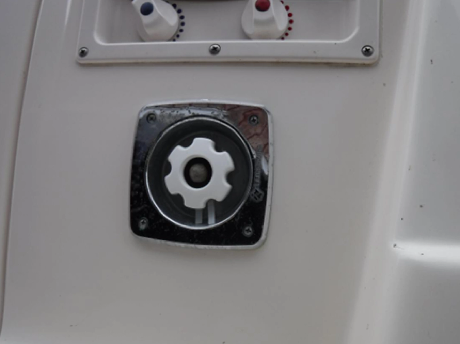 2004 Rinker 2500 Fiesta Vee