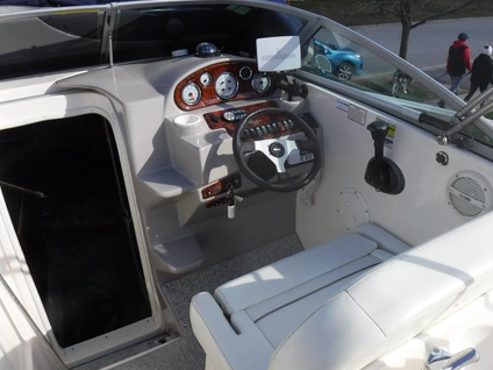 2004 Rinker 2500 Fiesta Vee