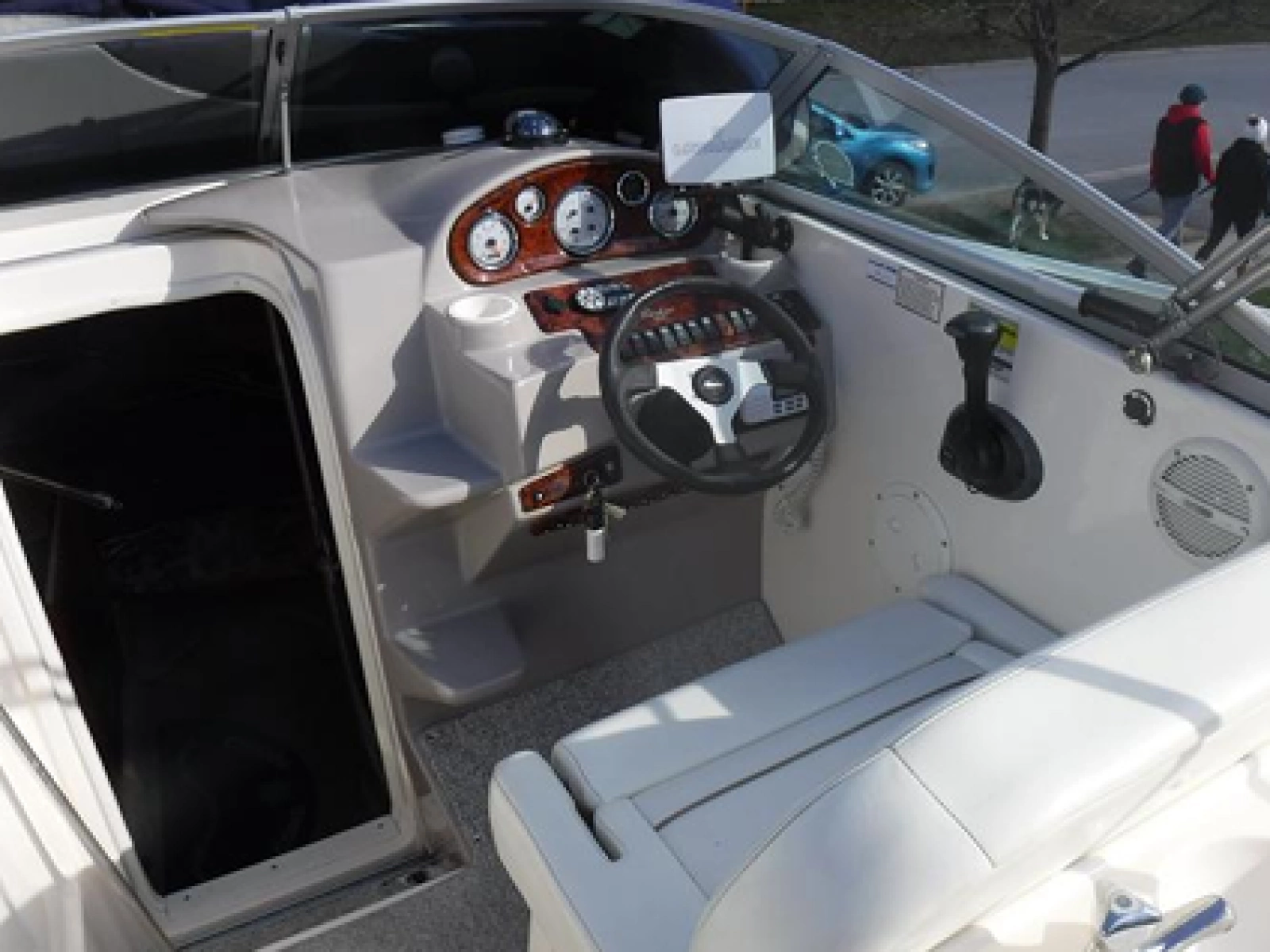 2004 Rinker 2500 Fiesta Vee