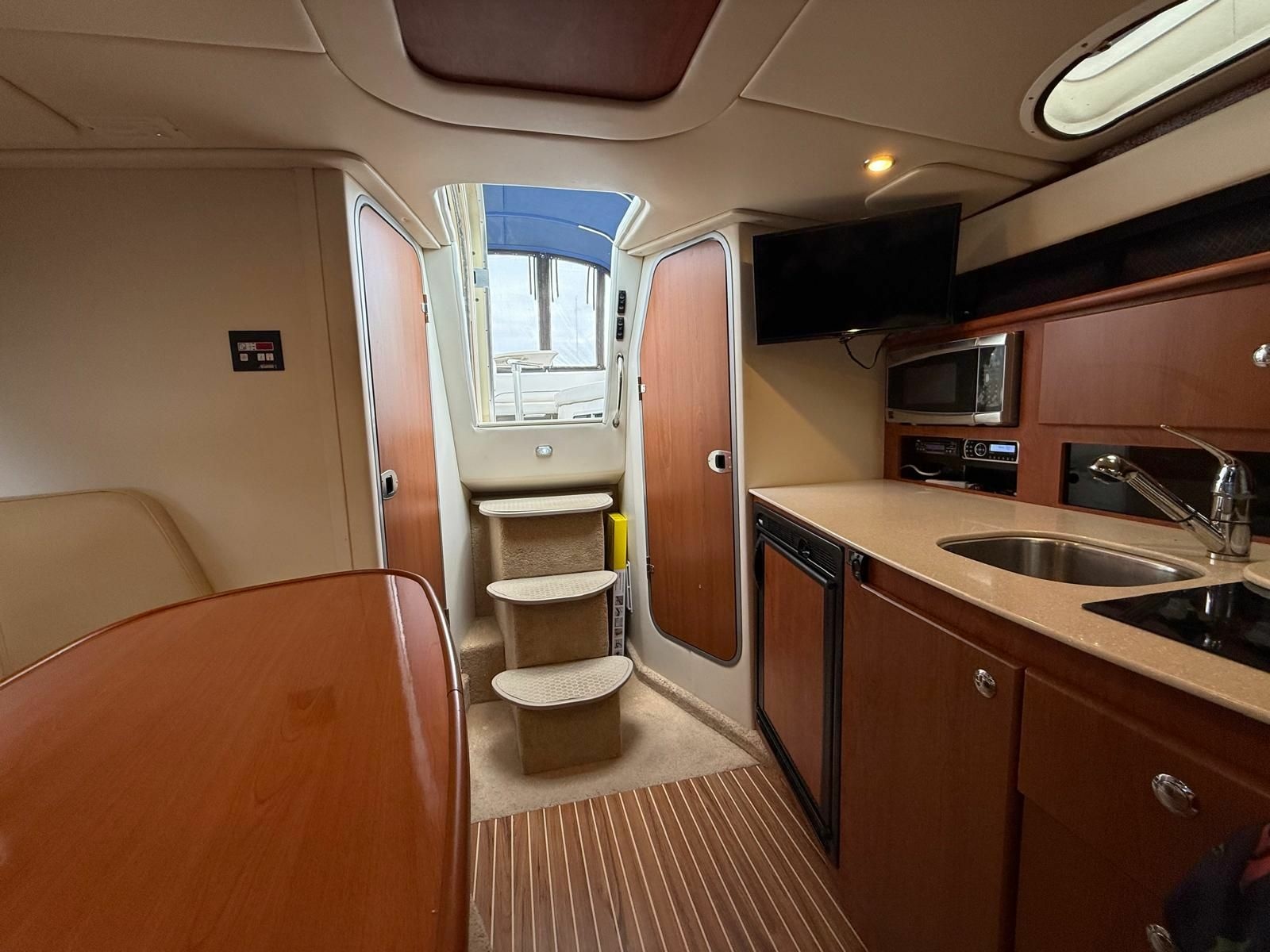 2008 Bayliner 320 Express Cruiser 32