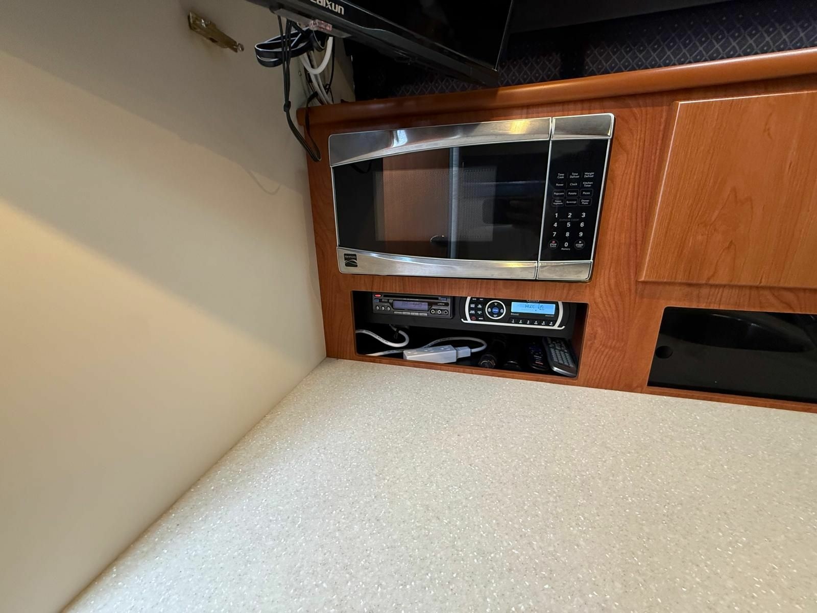 2008 Bayliner 320 Express Cruiser 32