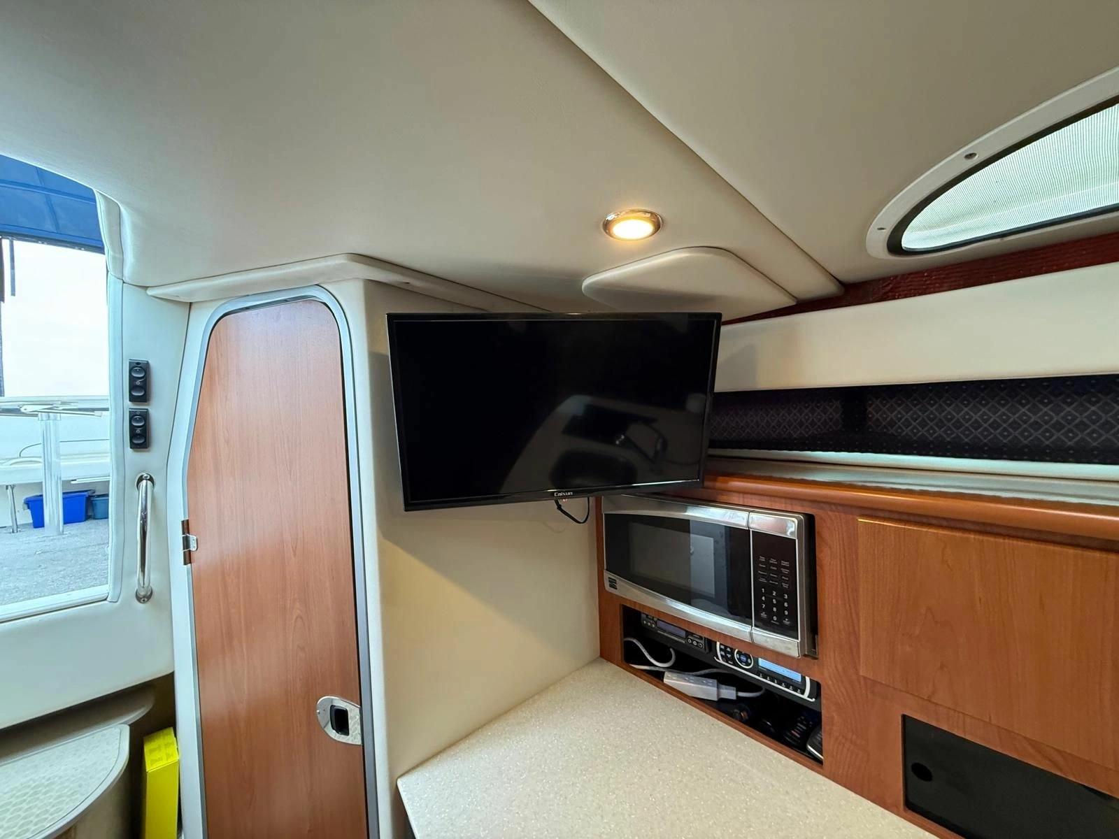 2008 Bayliner 320 Express Cruiser 32