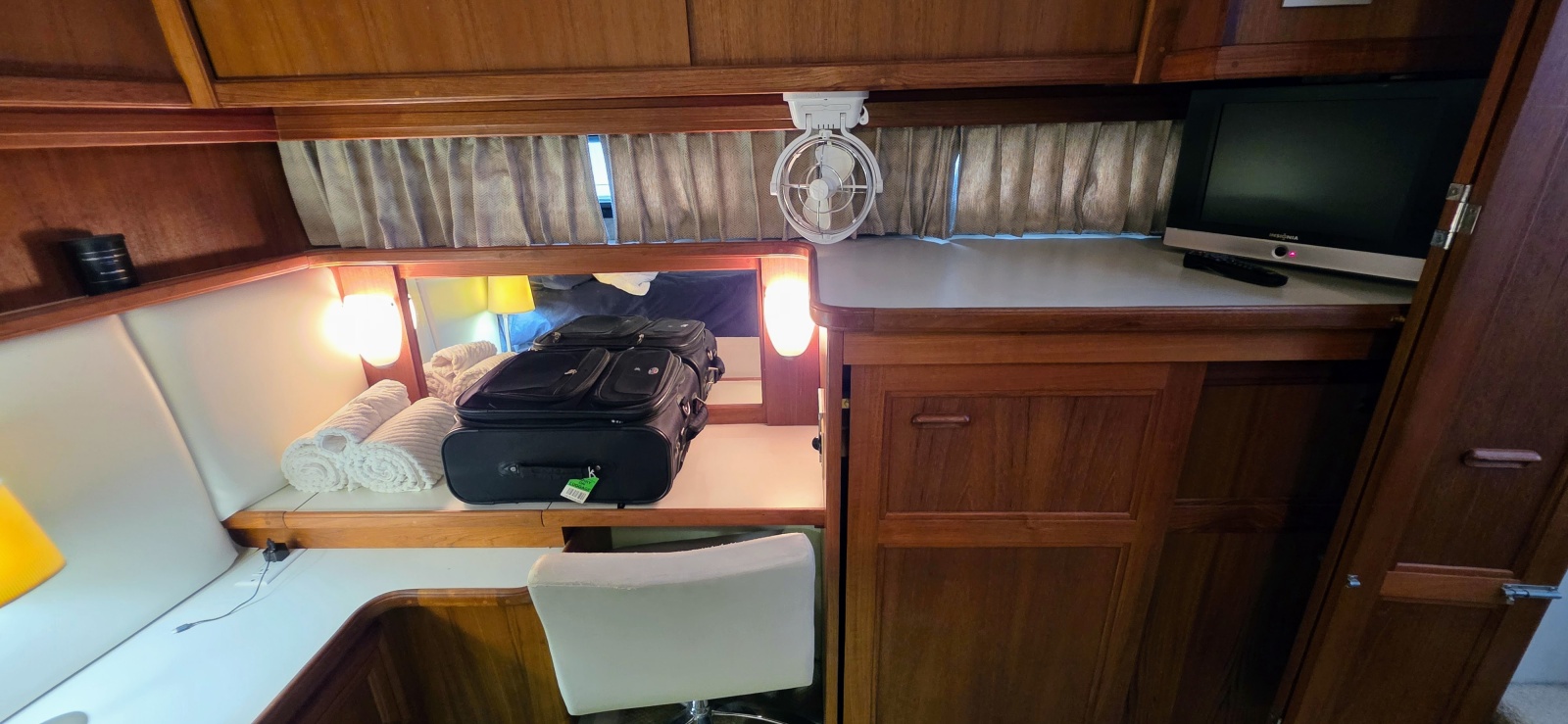 1987 Carver 4207 Aft Cabin 42