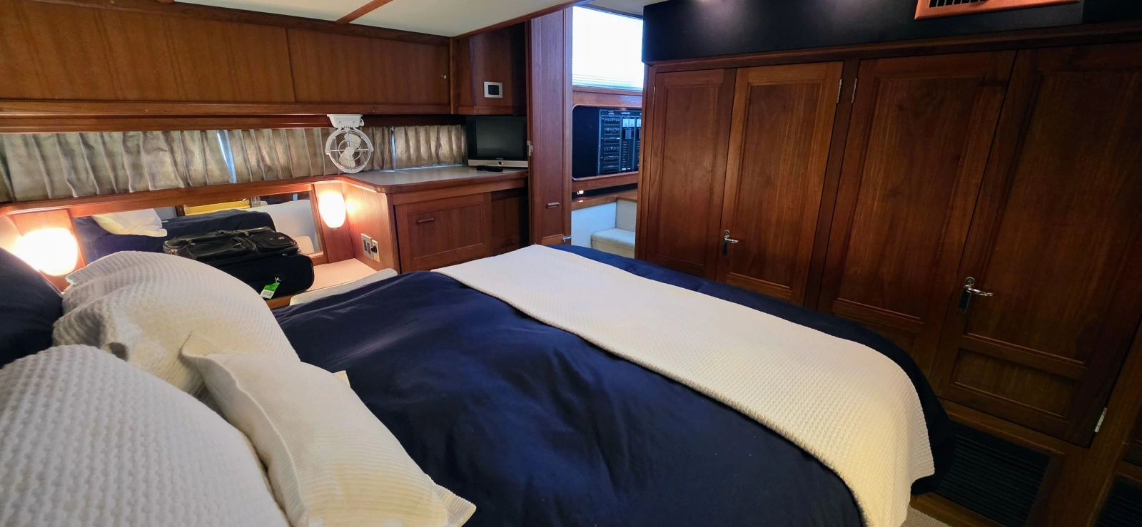 1987 Carver 4207 Aft Cabin 42