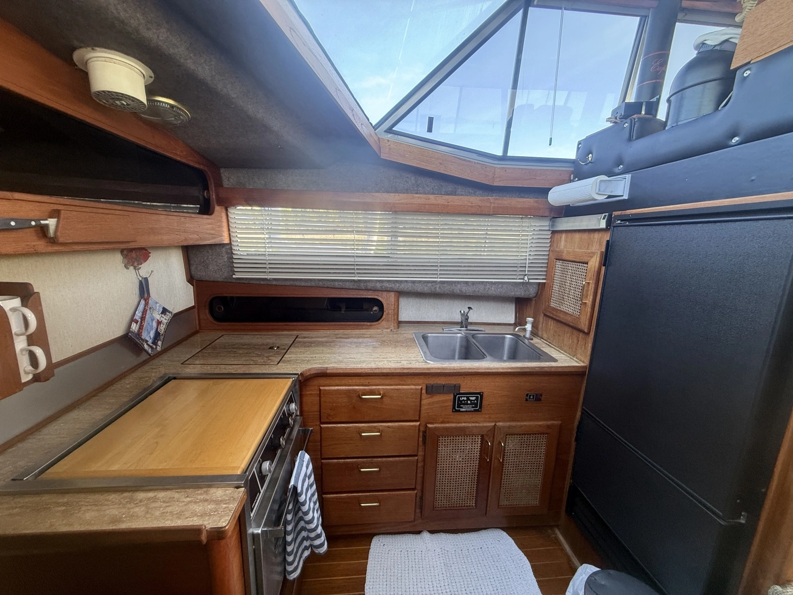1985 Bayliner 3870 Motoryacht 38