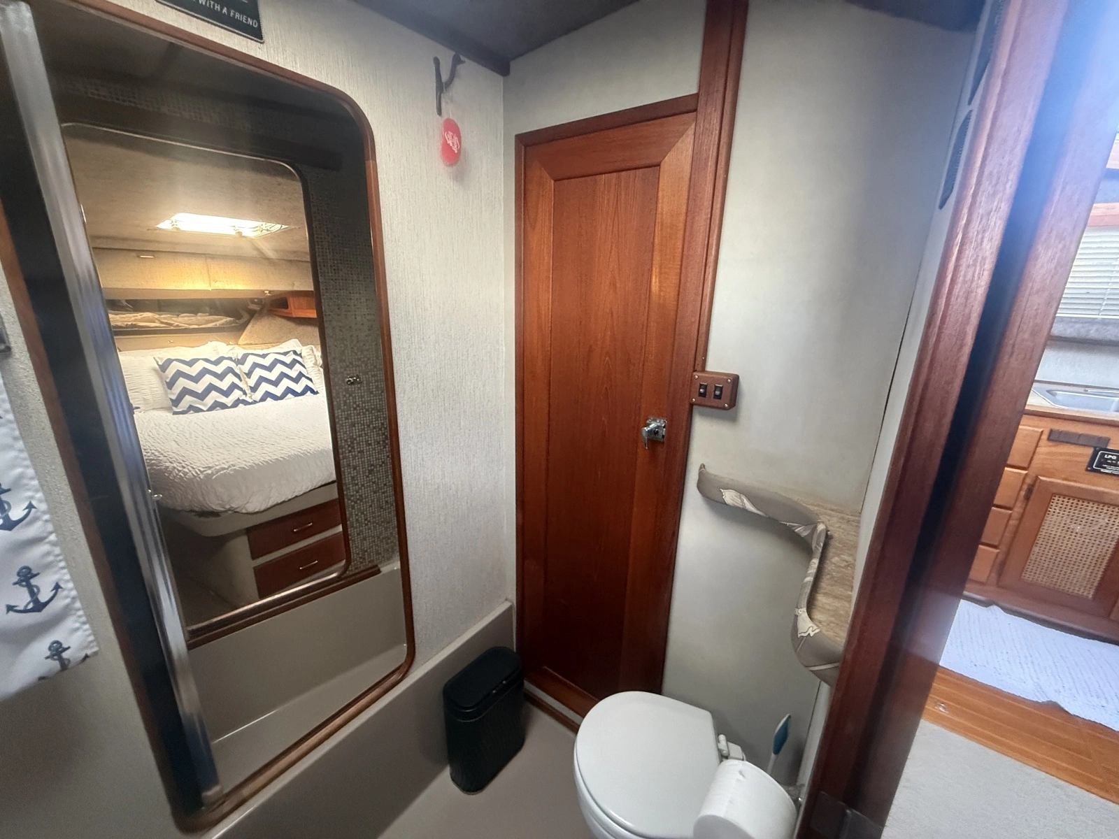 1985 Bayliner 3870 Motoryacht 38