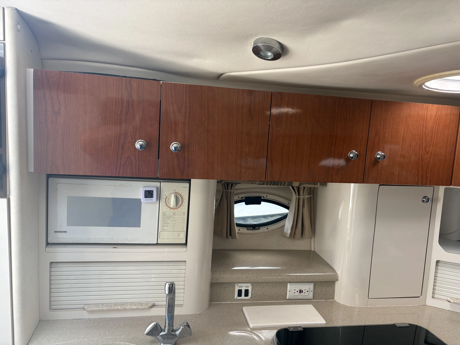 2000 Monterey 322 Cruiser