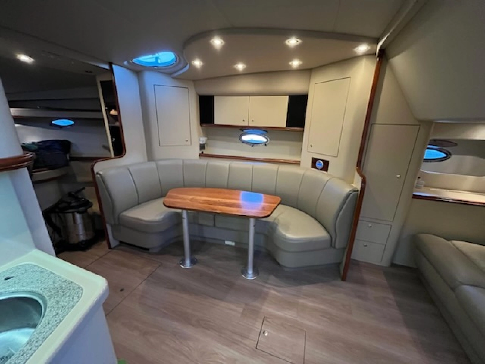 2002 Cruisers Yachts 3672 40