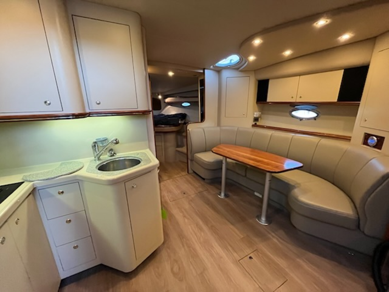 2002 Cruisers Yachts 3672 40