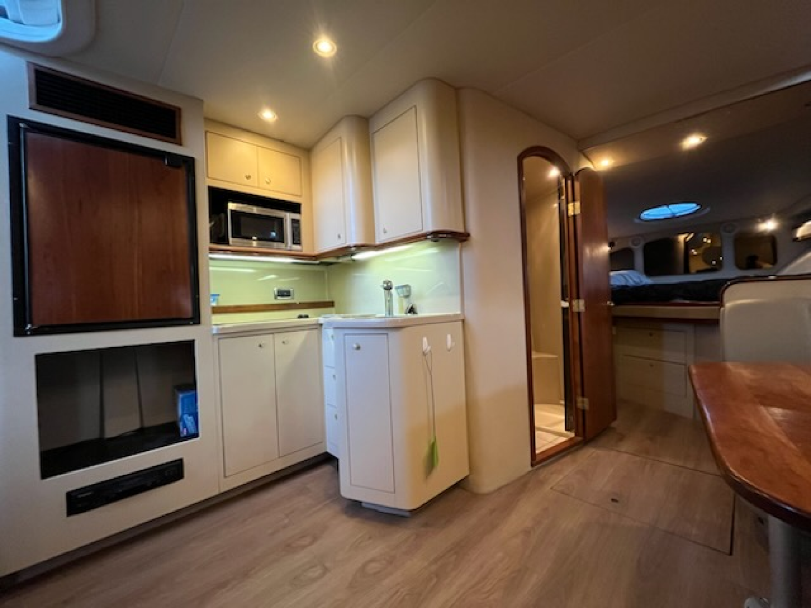 2002 Cruisers Yachts 3672 40