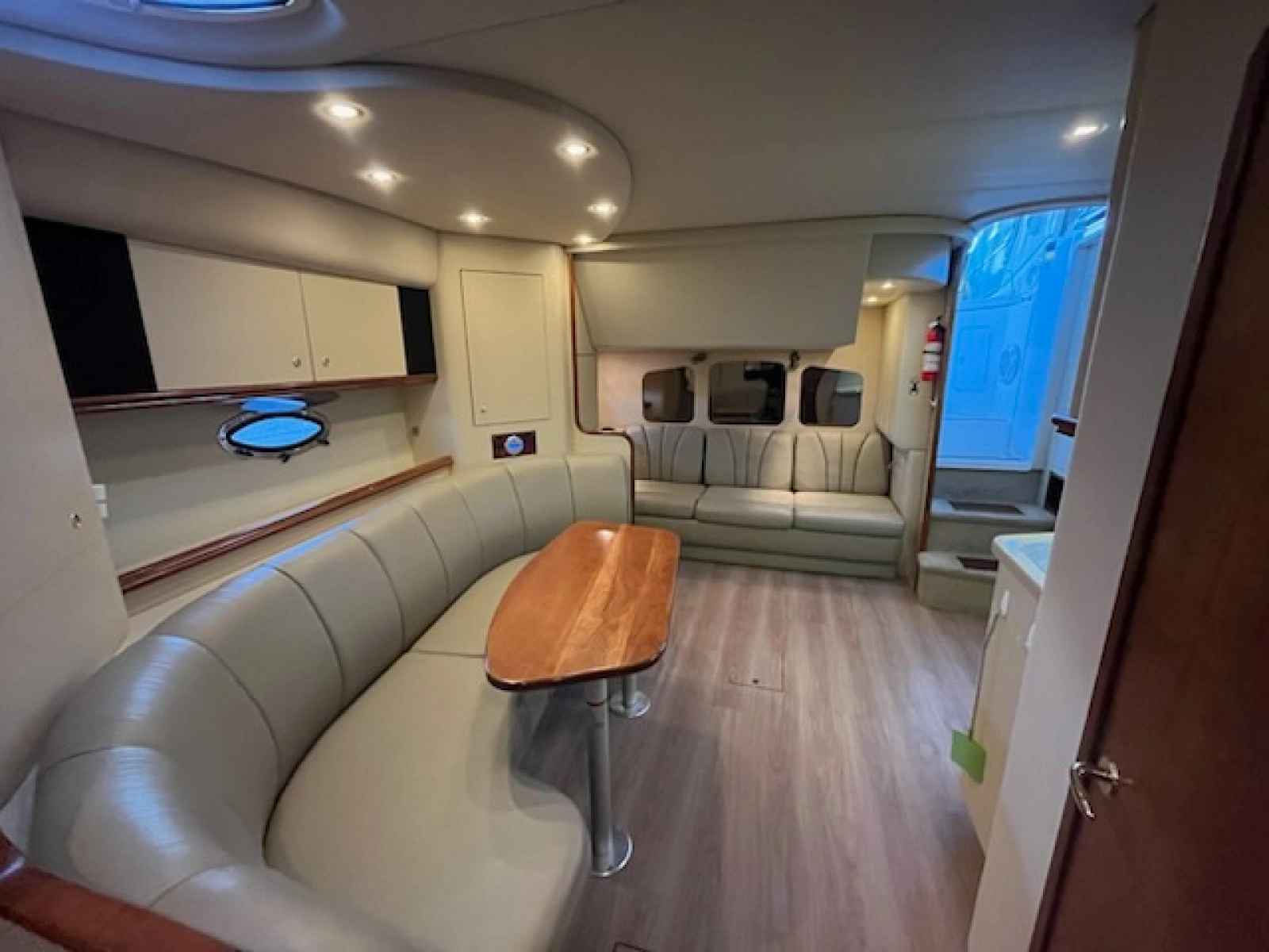 2002 Cruisers Yachts 3672 40