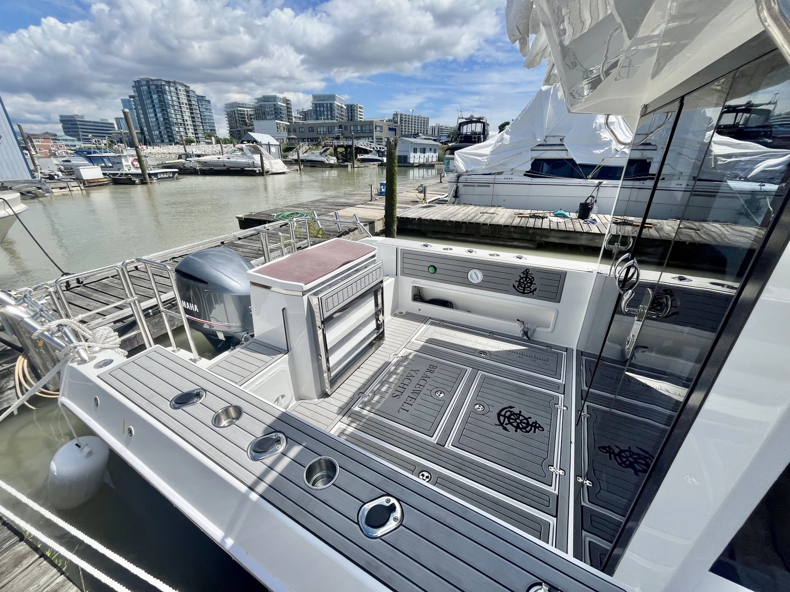 2025 Commander 27 Sportfisher