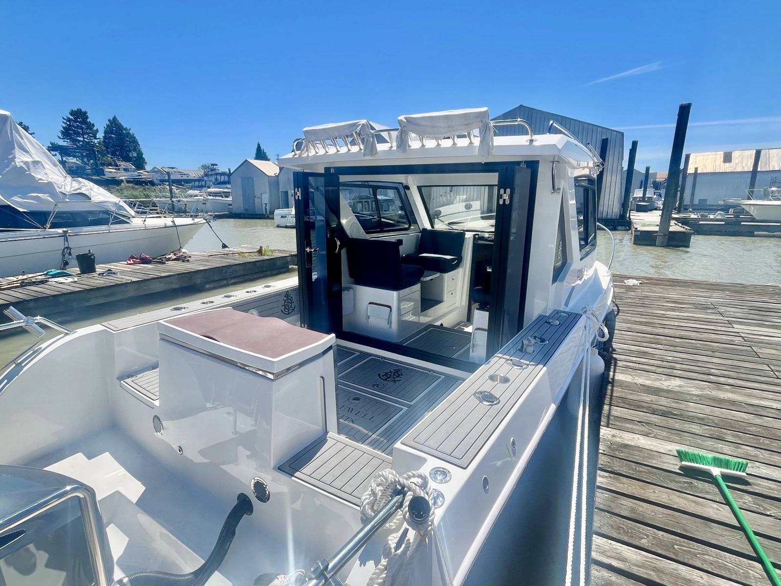 2025 Commander 27 Sportfisher