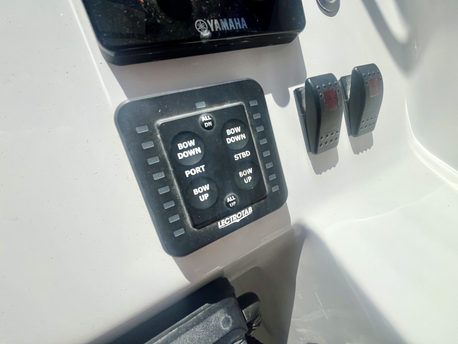 2025 Commander 27 Sportfisher