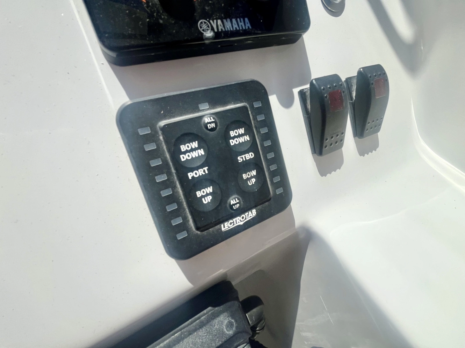 2025 Commander 27 Sportfisher