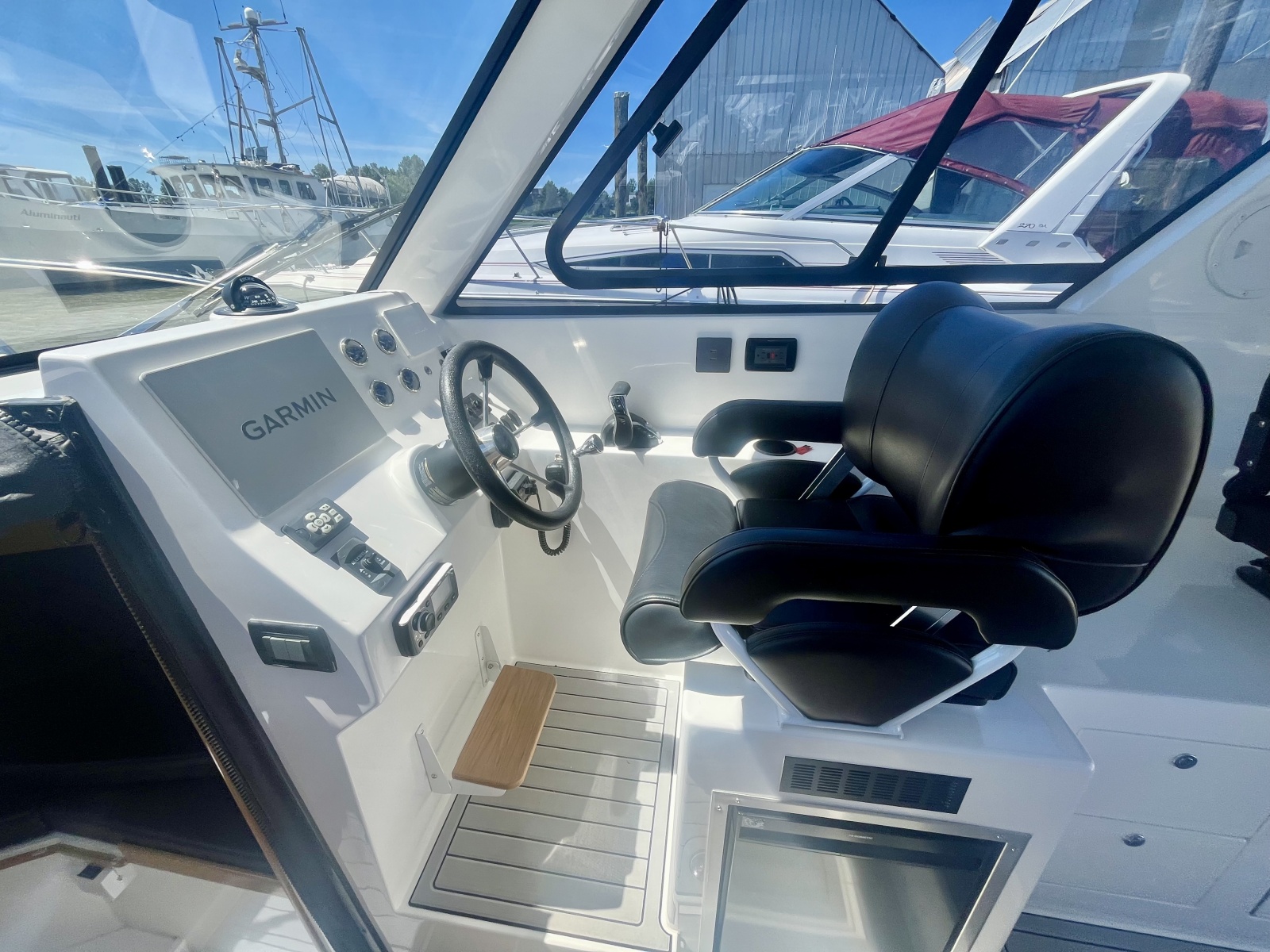 2025 Commander 27 Sportfisher