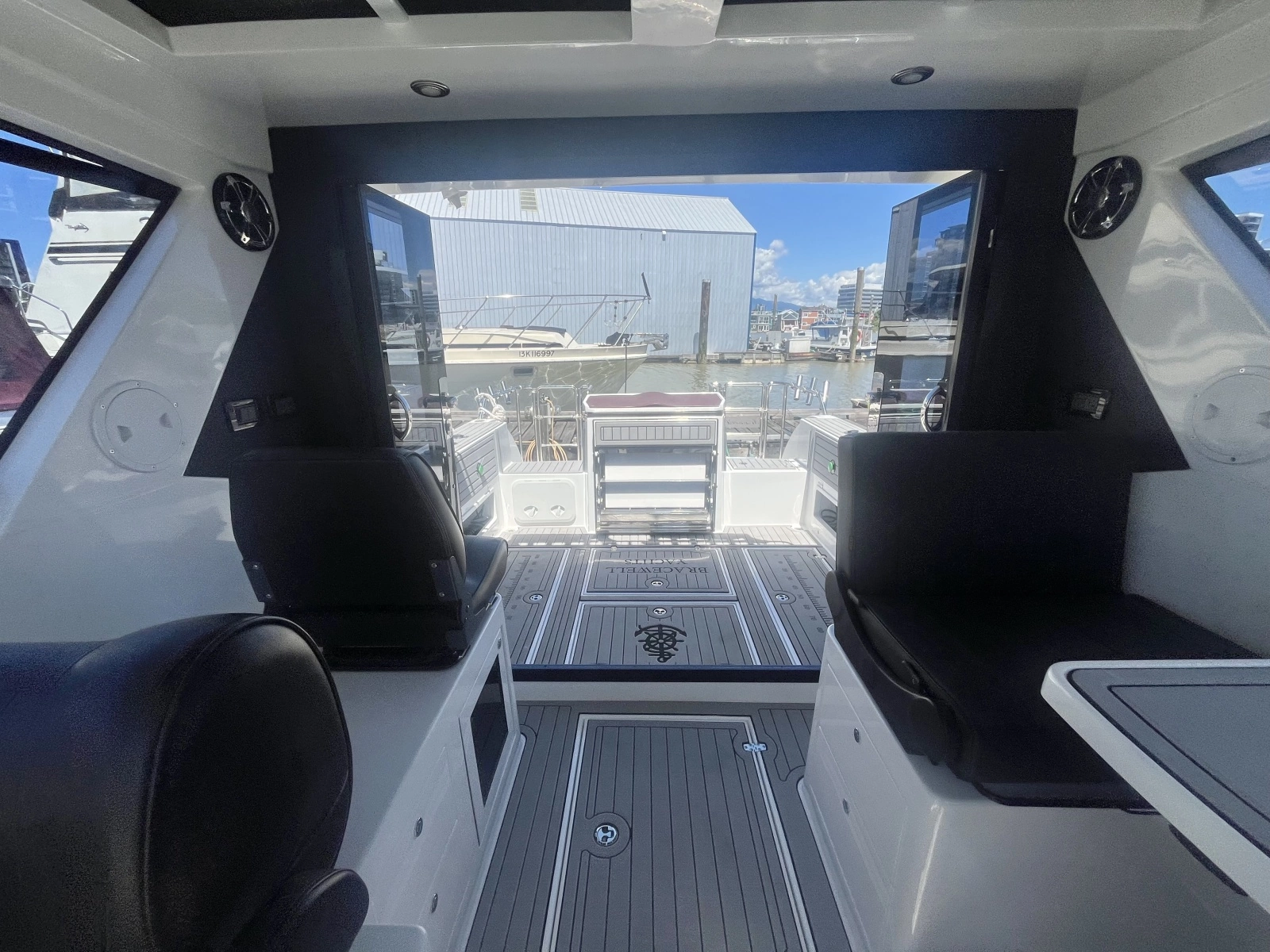 2025 Commander 27 Sportfisher