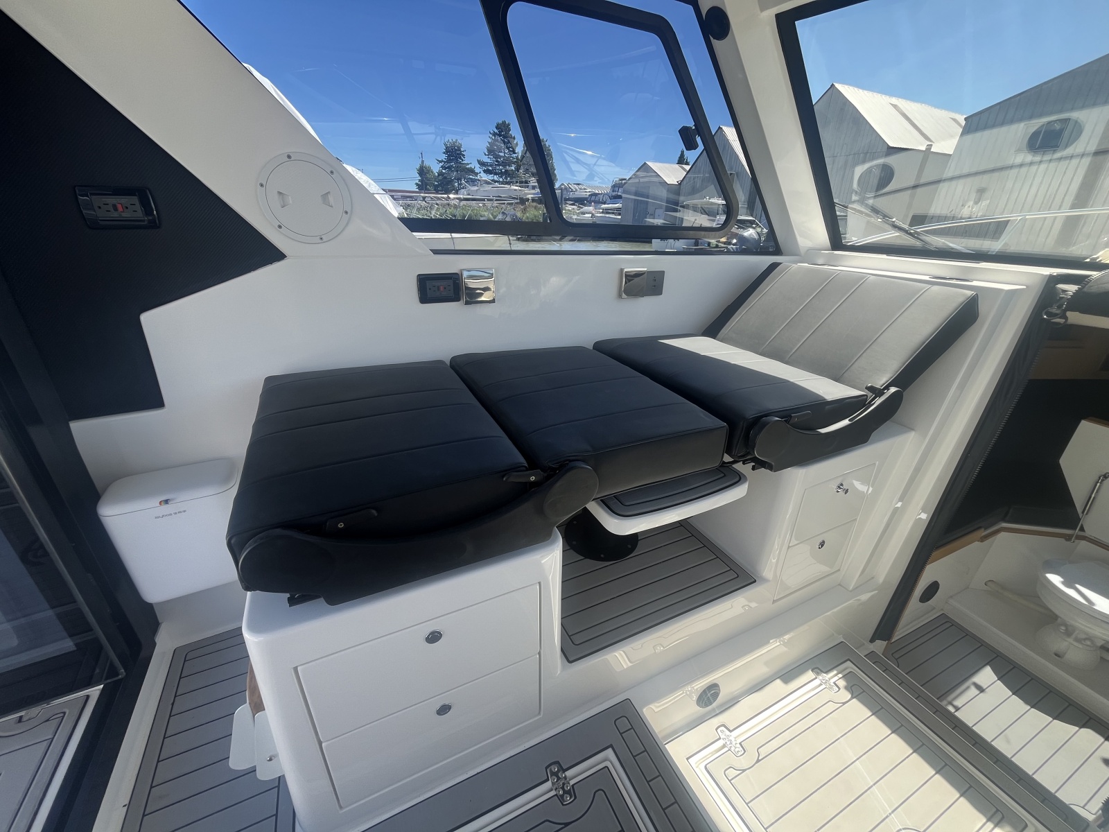 2025 Commander 27 Sportfisher