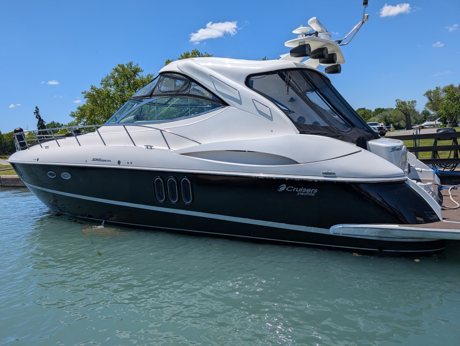 2007 Cruisers Yachts 520 Express 52