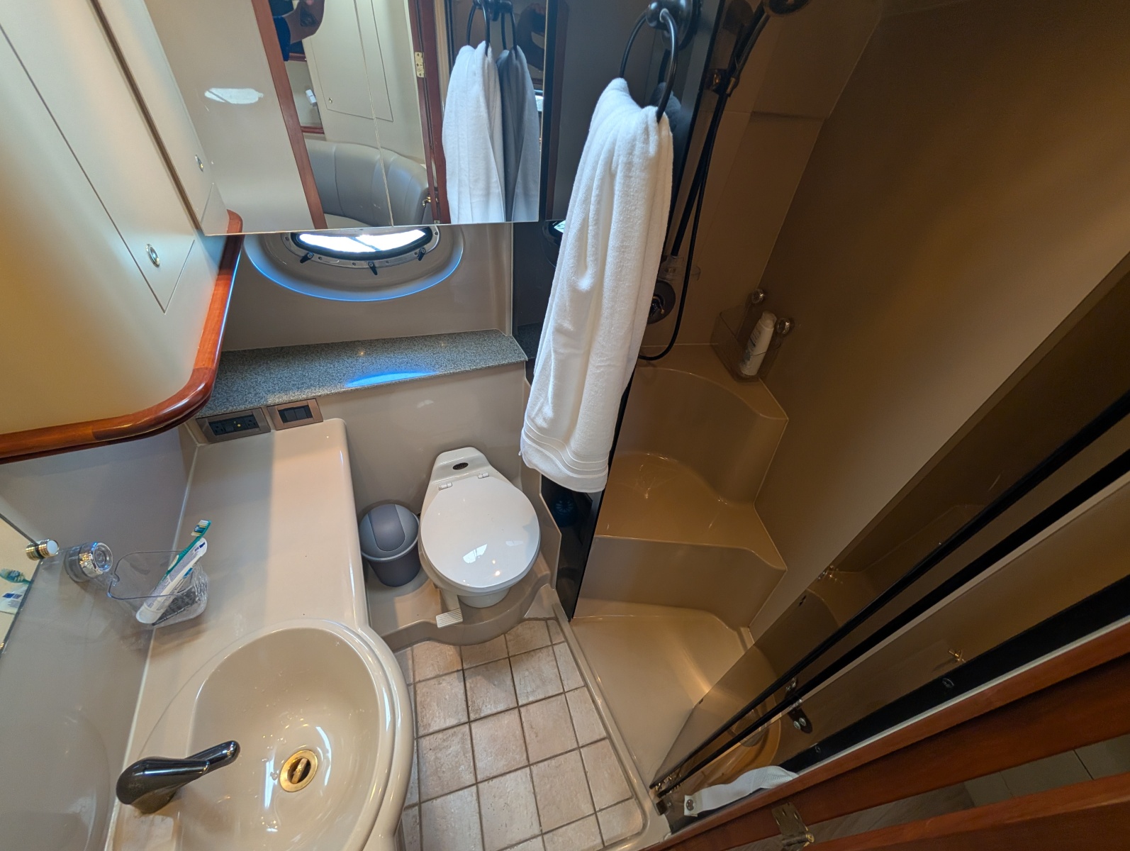 2002 Cruisers Yachts 3672 40
