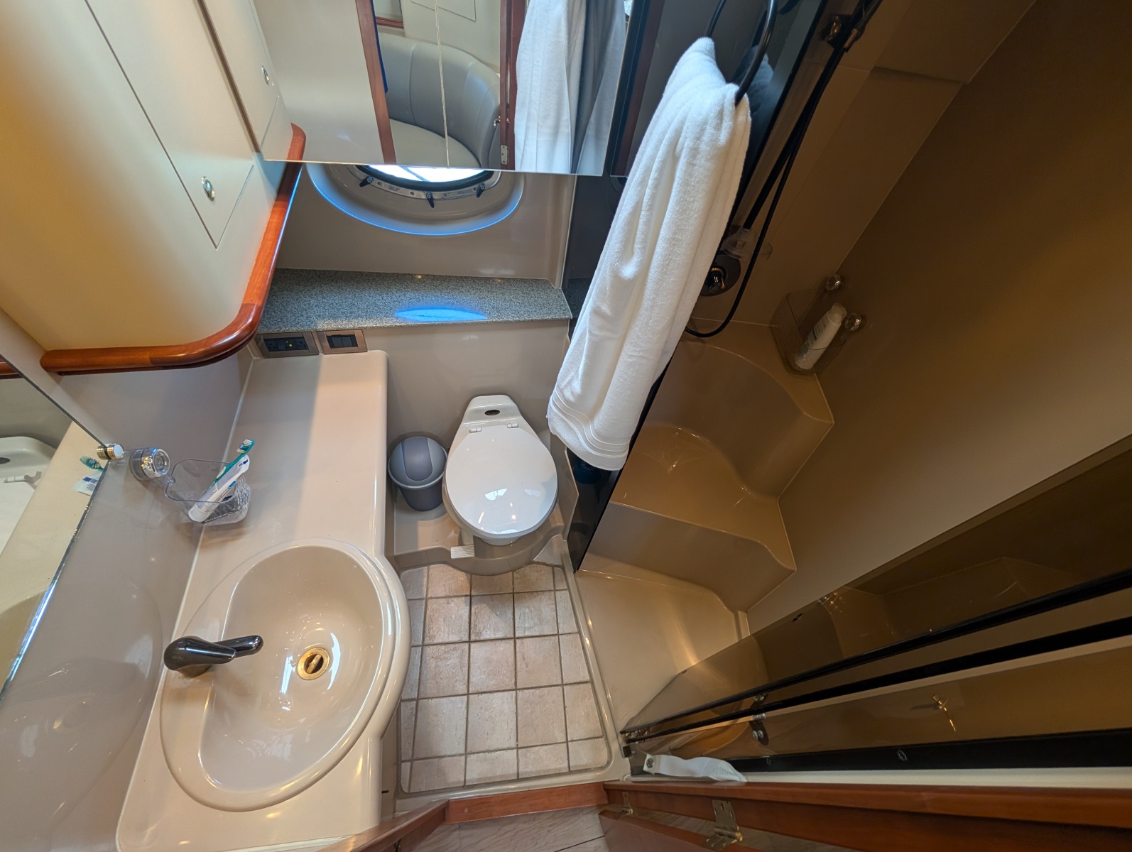 2002 Cruisers Yachts 3672 40